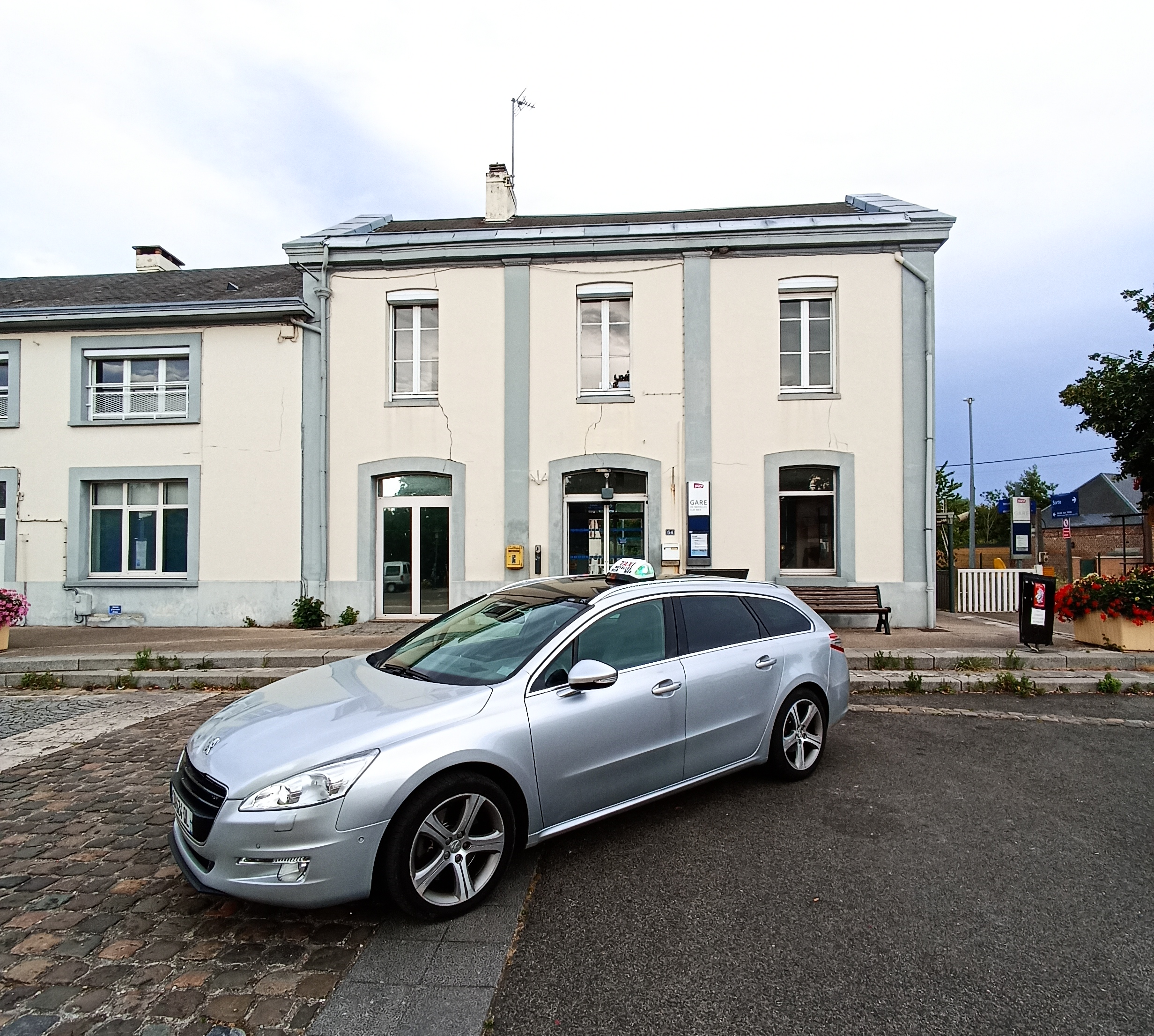 Taxi devant la gare de Noyelles-sur-Mer